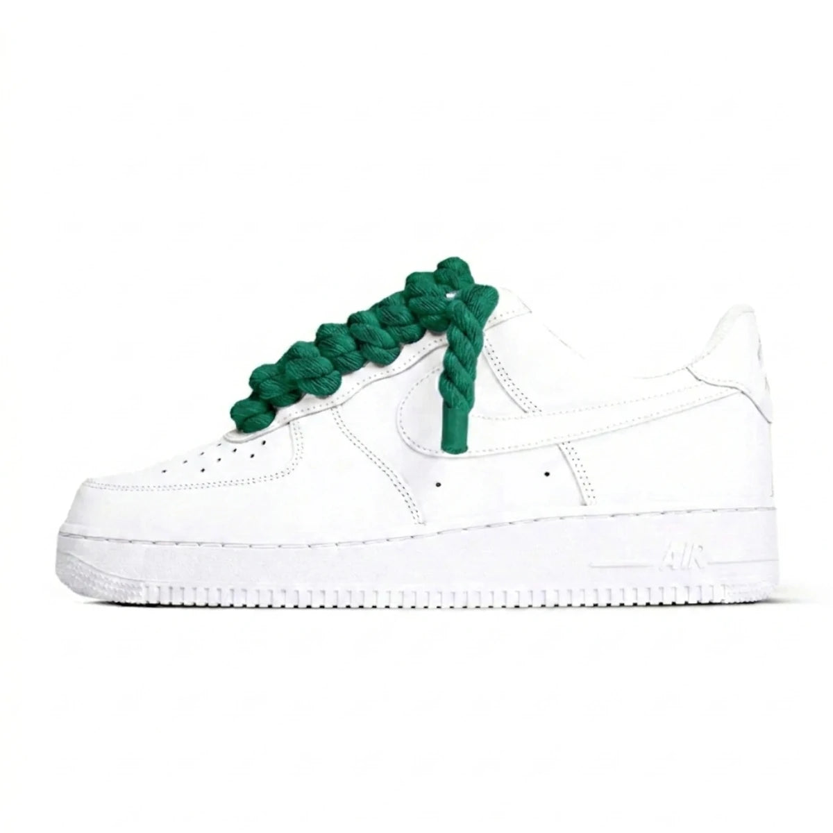 Białe buty Nike Air Force 1 z grubymi sznurówkami rope laces w kolorze zielonym.