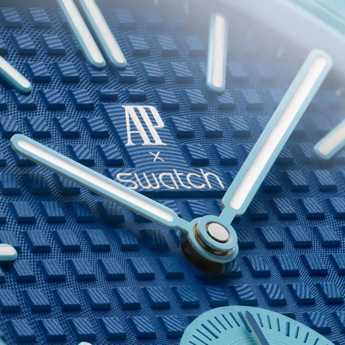 Zegarek Audemars Piguet x Swatch w kolorze niebieskim z bliska