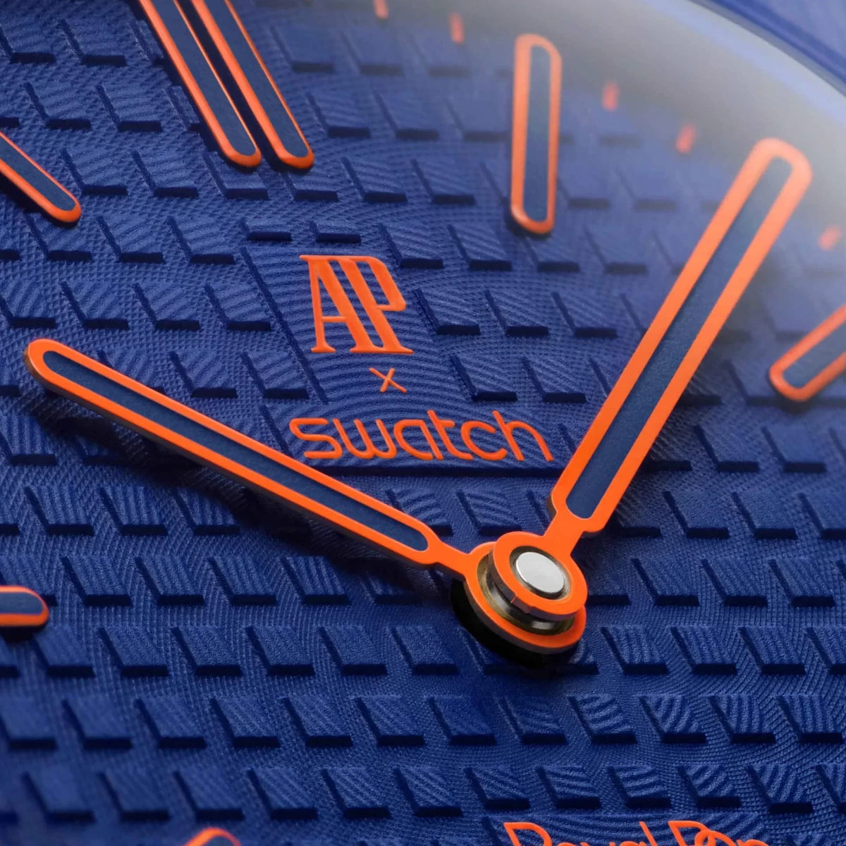 Zegarek Audemars Piguet x Swatch granatowy z bliska
