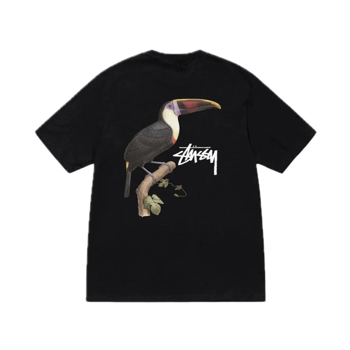 Koszulka Stussy Toucan Tee Black – czarna streetwearowa z tropikalnym nadrukiem tukana, idealna do casualowych i modnych stylizacji.